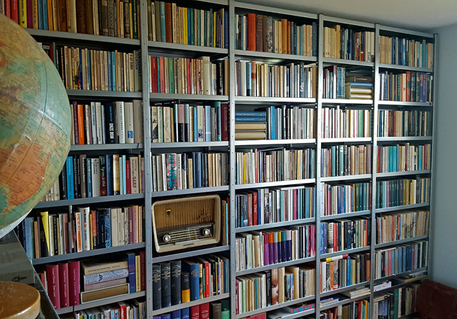 Archiefrekken vol met boeken